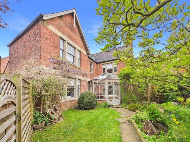 5 bedroom semi detached house for sale