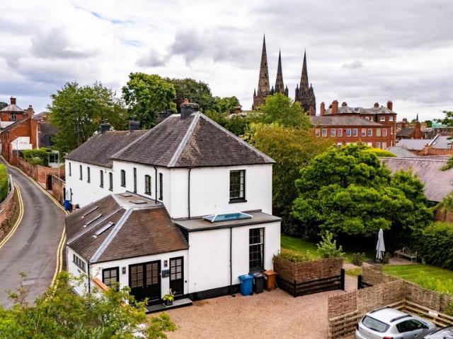 5 bedroom semi detached house for sale