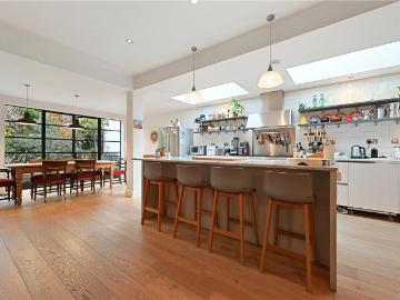 5 bedroom semi detached house for sale