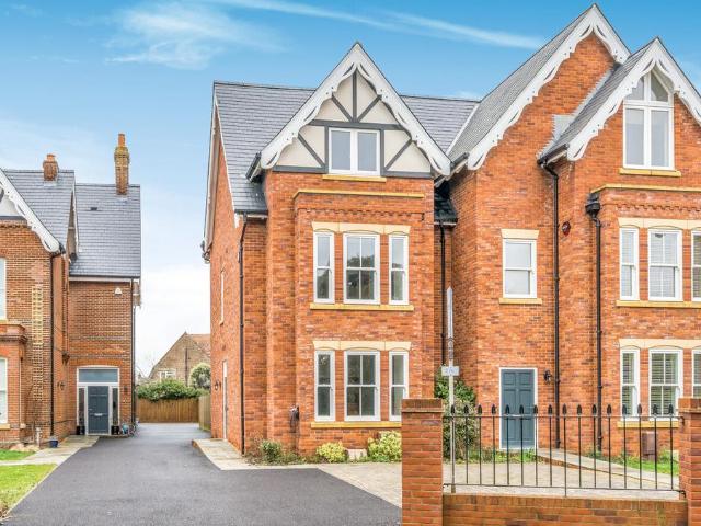 5 bedroom semi detached house for sale