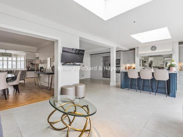 5 bedroom semi detached house for sale