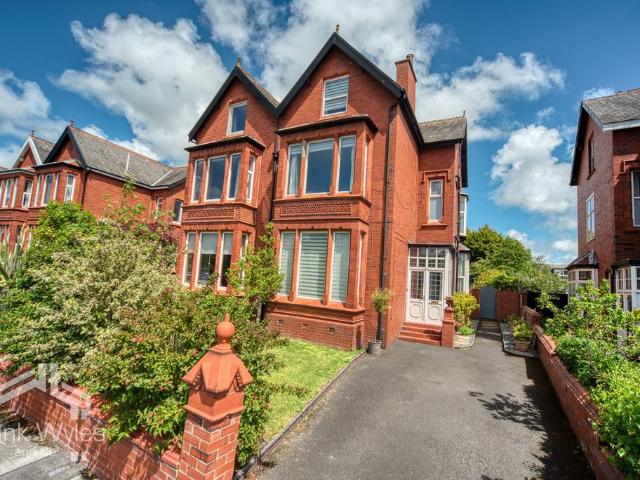 5 bedroom semi detached house for sale