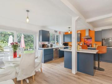 5 bedroom semi detached house for sale