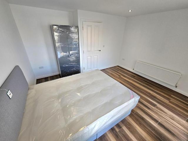 5 bedroom semi detached house for sale