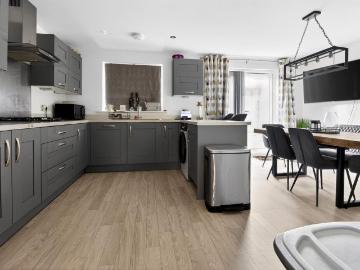 5 bedroom semi detached house for sale