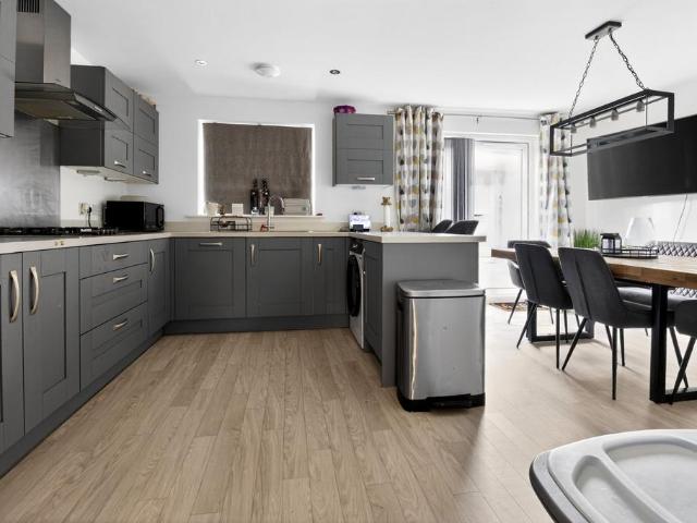 5 bedroom semi detached house for sale