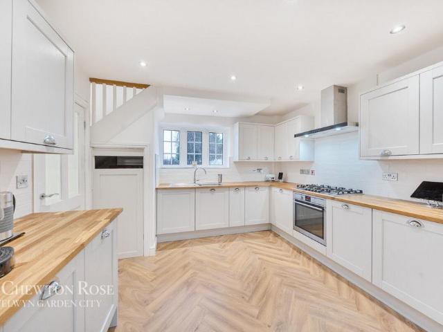 5 bedroom semi detached house for sale
