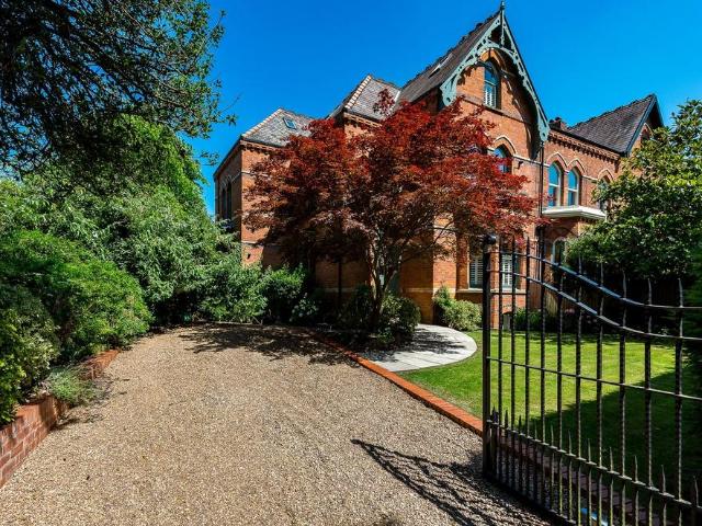 5 bedroom semi detached house for sale