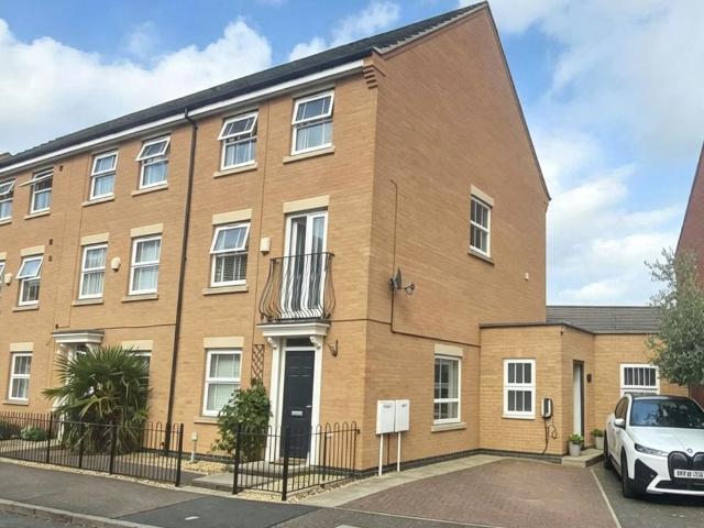 5 bedroom semi detached house for sale