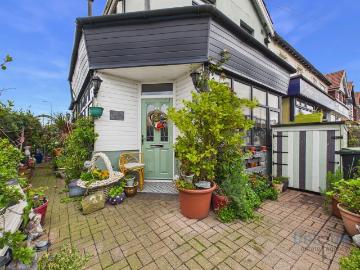 5 bedroom semi detached house for sale