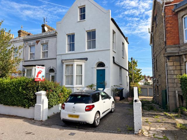 5 bedroom semi detached house for sale