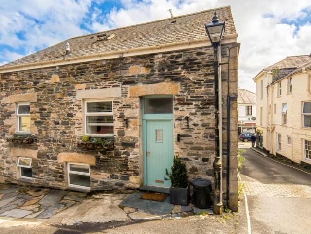 5 bedroom semi detached house for sale