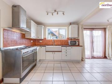 5 bedroom semi detached house for sale