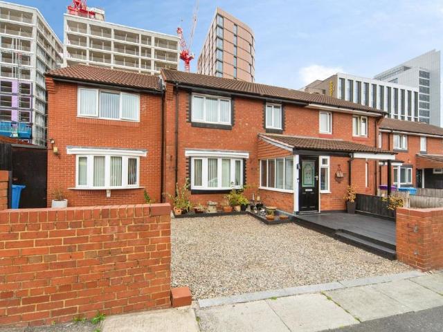 5 bedroom semi detached house for sale