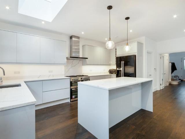 5 bedroom semi detached house for sale