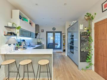 5 bedroom semi detached house for sale
