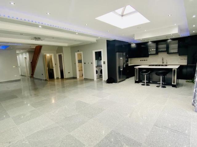 5 bedroom semi detached house for sale
