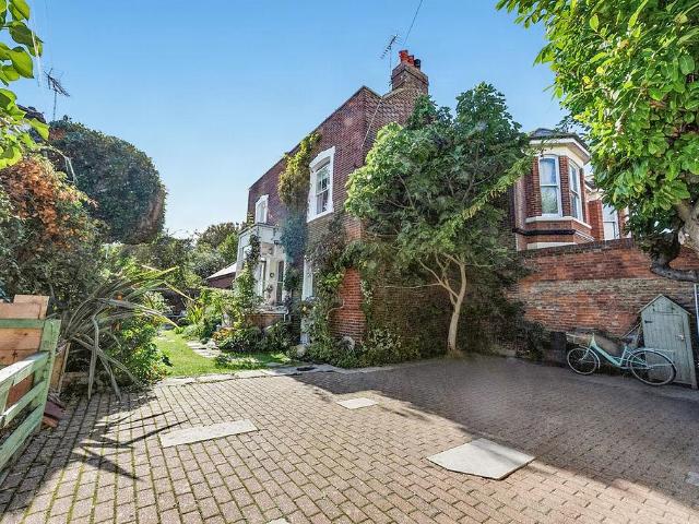 5 bedroom semi detached house for sale