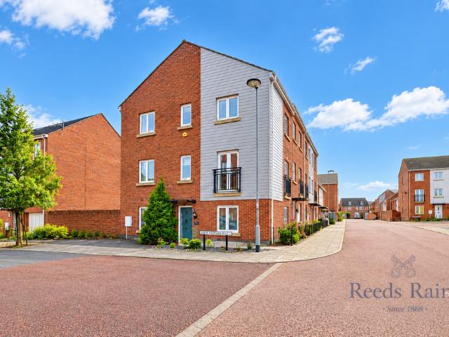 5 bedroom semi detached house for sale