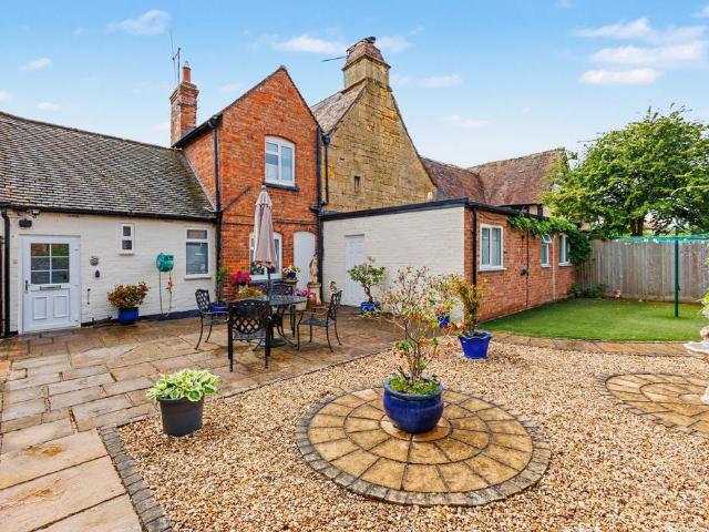 5 bedroom semi detached house for sale