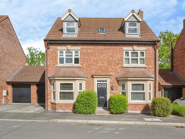 5 bedroom link detached house for sale