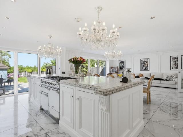 5 bedroom semi detached house for sale