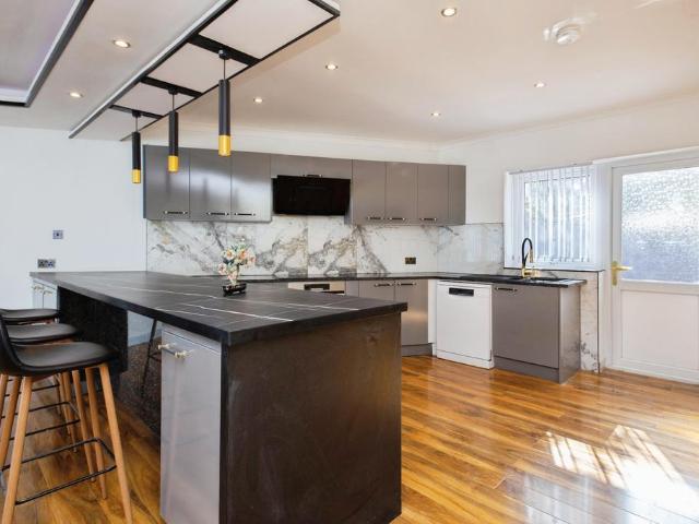 5 bedroom semi detached house for sale