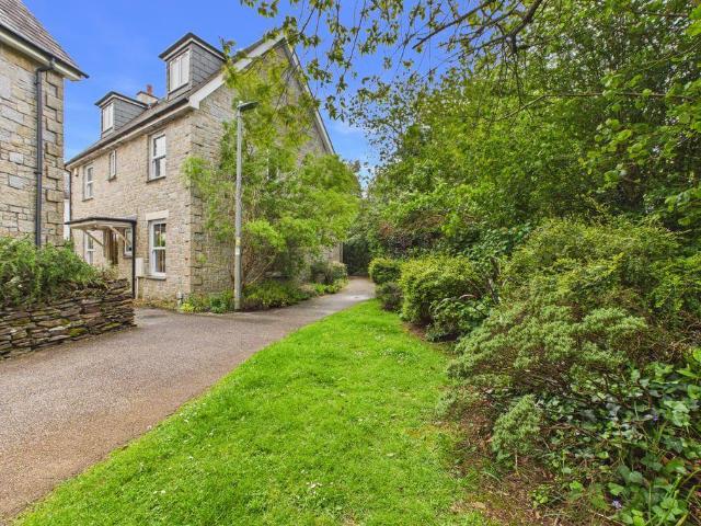 5 bedroom semi detached house for sale