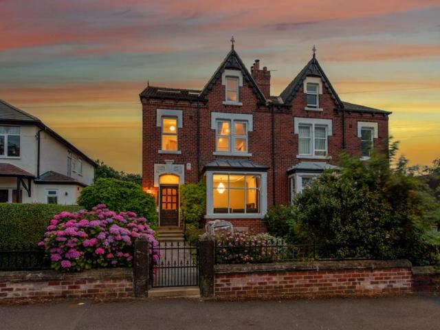 5 bedroom semi detached house for sale
