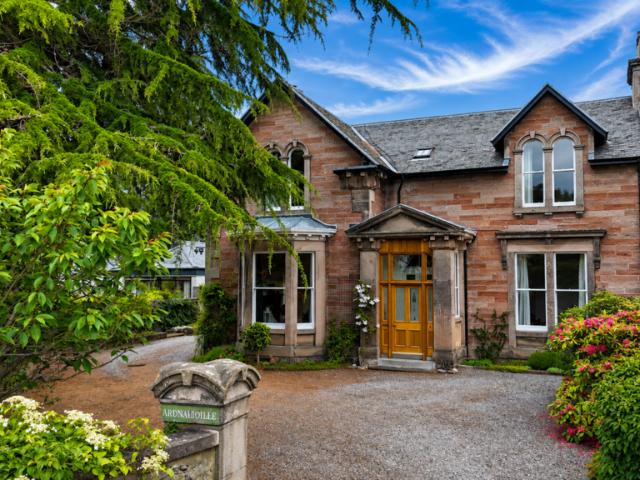 5 bedroom semi detached house for sale