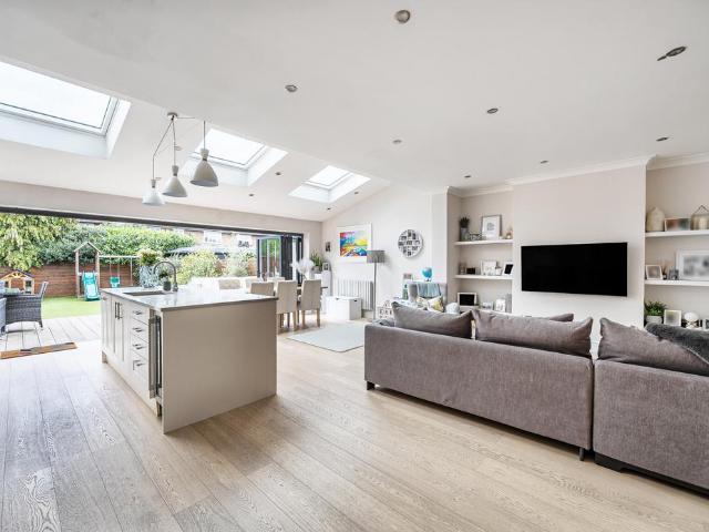 5 bedroom semi detached house for sale