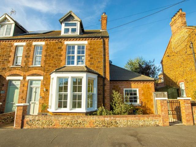 5 bedroom semi detached house for sale