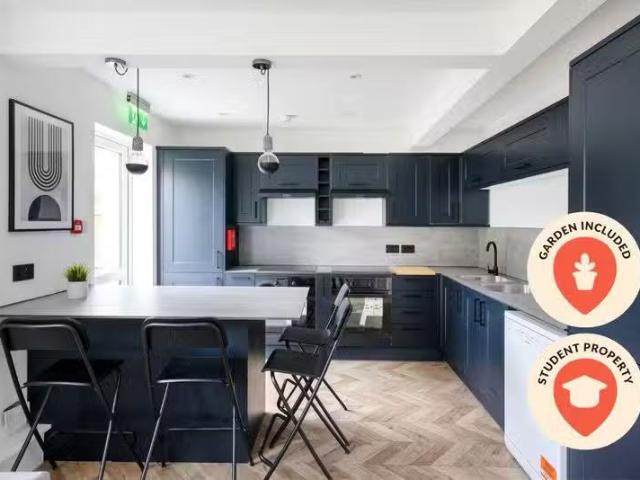 5 bedroom semi detached house for rent in Ambleside Avenue, So.