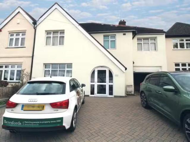 5 bedroom semi detached house for rent in Doddinghurst Road, C.