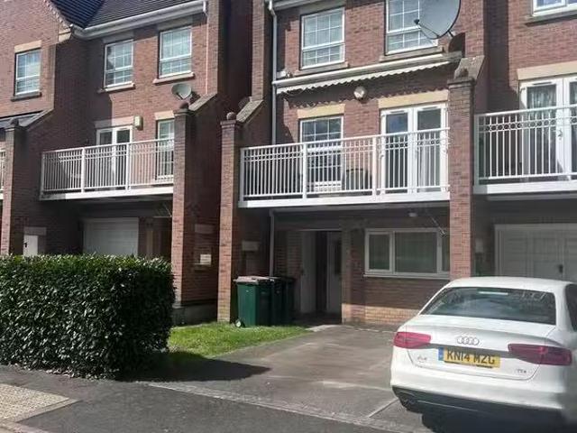5 bedroom semi detached house for rent in Furlong Road, Covent.