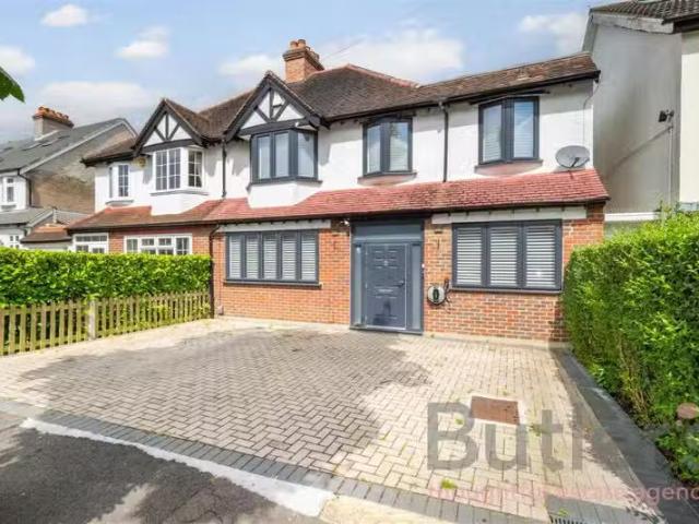 5 bedroom semi detached house for rent in Green Lane, Purley.