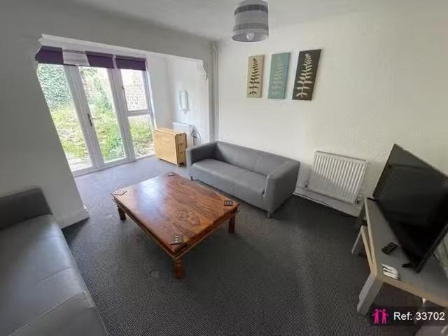 5 bedroom semi detached house for rent in Headcorn Drive, Cant.