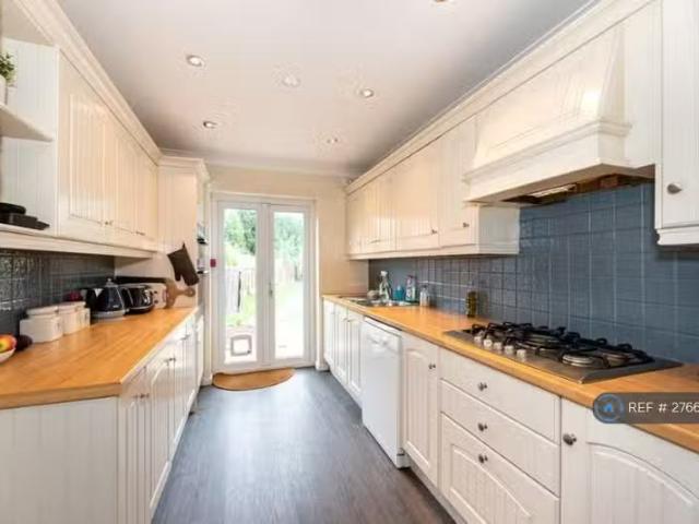 5 bedroom semi detached house for rent in Rayleigh Road, Hutto.