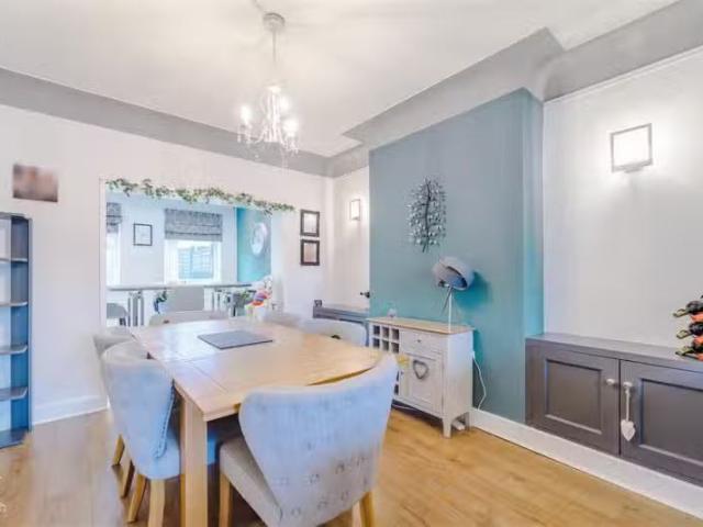 5 bedroom semi detached house for rent in Rossendale Avenue, B.