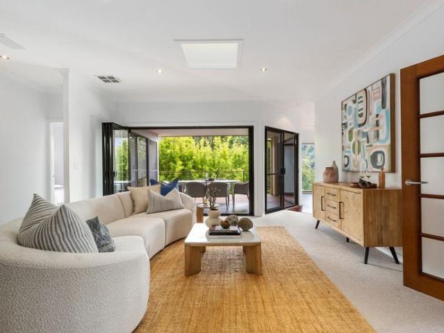 5 Bedroom Stylish and Substantial – Idyllic Family Home in Leafy Cul De Sac Setting