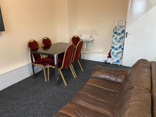 5 bedroom private hall to rent