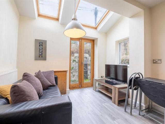 5 bedroom private hall to rent