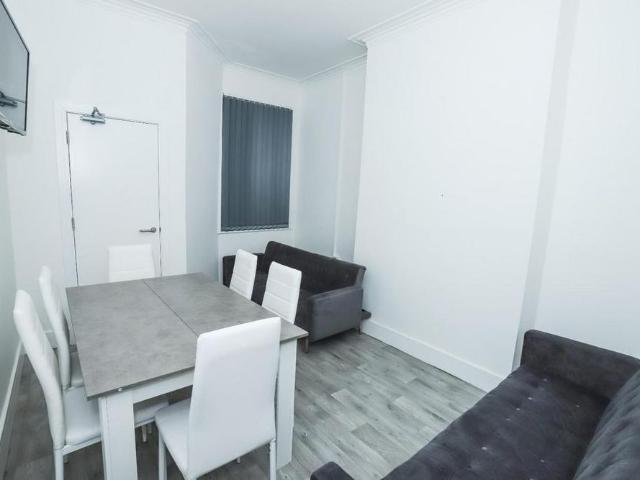 5 bedroom private hall to rent