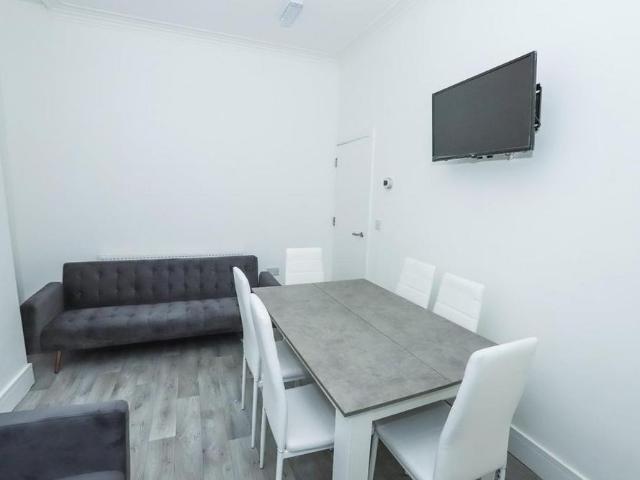 5 bedroom private hall to rent