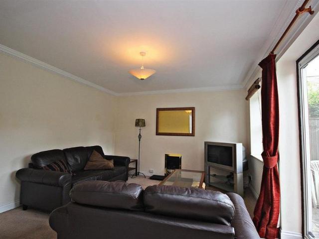5 bedroom private hall to rent