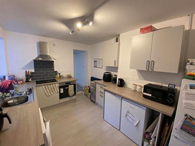 5 Bedroom Private Hall To Rent In Queen Street, Treforest, CF37