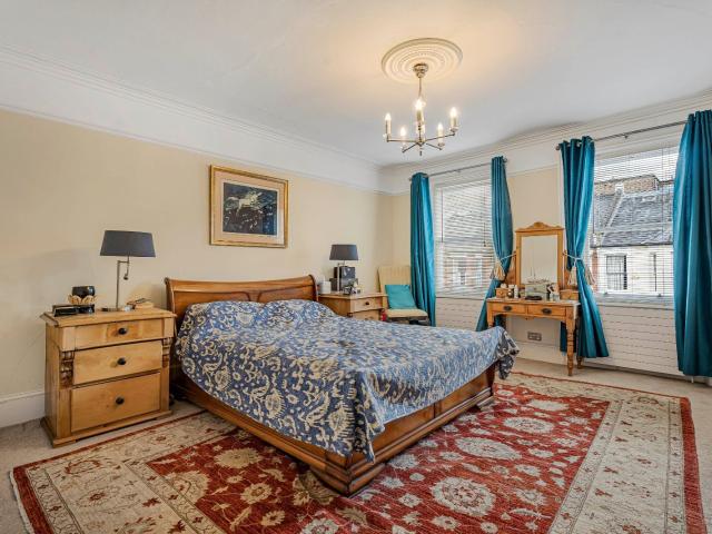 5 bedroom property in The Vineyard, Richmond, Surrey, TW10 £9,995 pcm | Chestertons