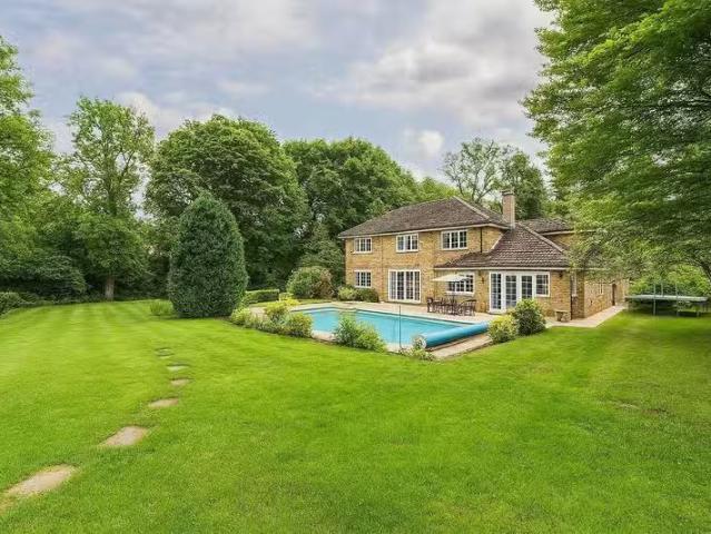 5 bedroom property to let in Old Avenue, West Byfleet, Surrey.