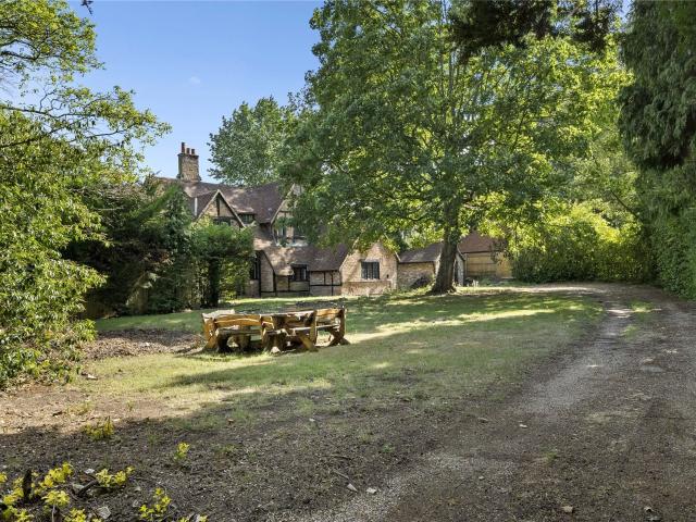 5 bedroom property to let in Esher Place Avenue, Esher, Surrey, KT10 £5,000 pcm