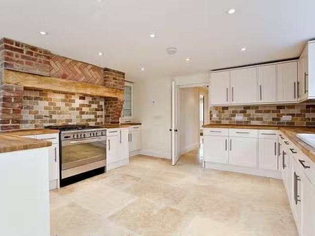 5 bedroom property to let in Steventon Road, East Hanney, Want.